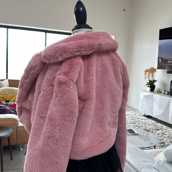 BRAND NEW GORGEOUS FANCY AND SOFT MAUVE VEGAN FUR OUTERWEAR COAT! SIZE MEDIUM! - Picture 12 of 17